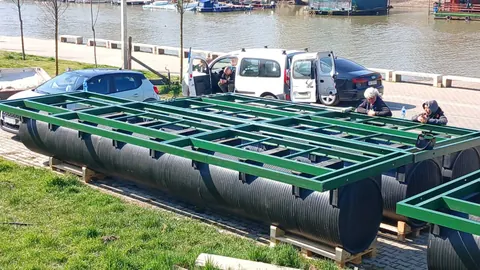 Montaža konstrukcije pontona na plastičnim plovcima uz obalu