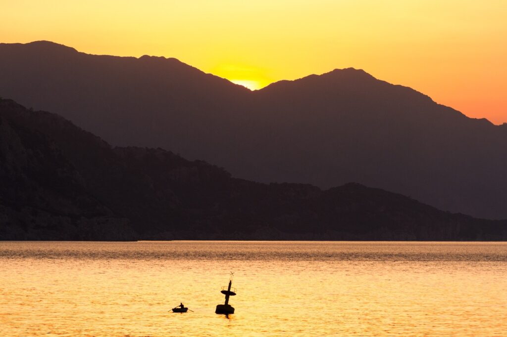 Zalazak sunca iza planina iznad mora