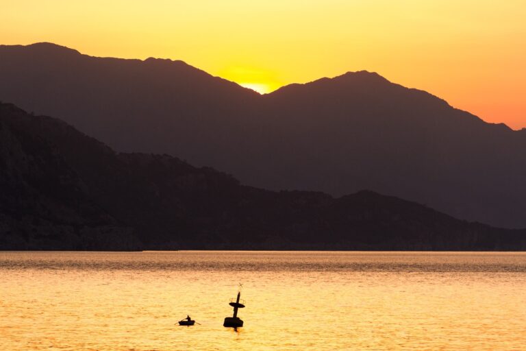 Zalazak sunca iza planina iznad mora